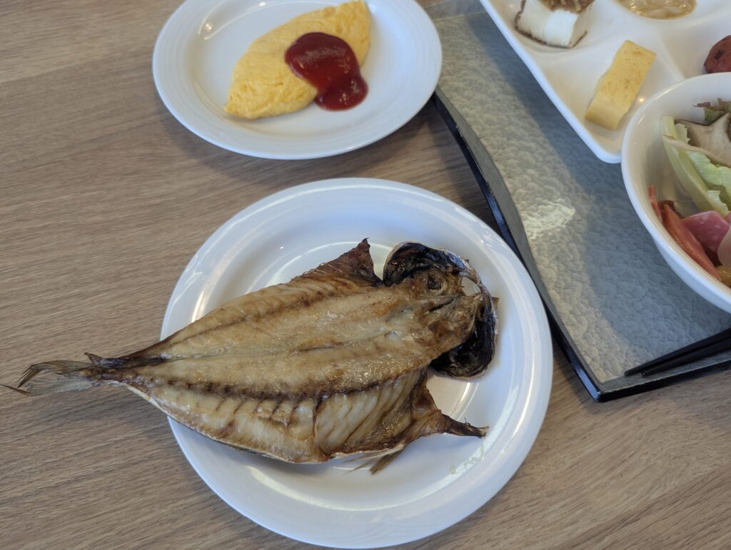 熱海後楽園ホテル朝食・オムレツと沼津産アジの干物の実食皿