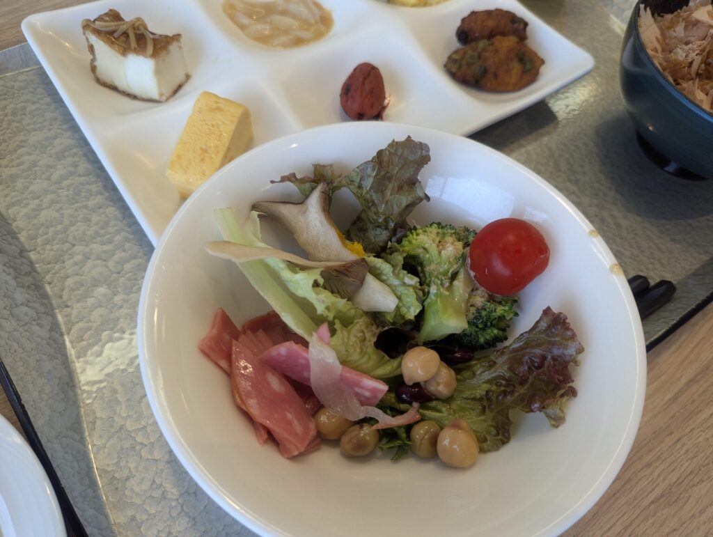 熱海後楽園ホテル朝食・和小鉢プレートとサラダの実食近景