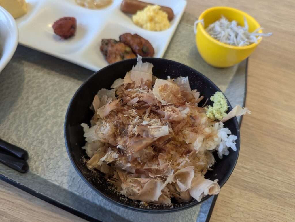 熱海後楽園ホテル朝食・席で実食した和小鉢6マスプレート