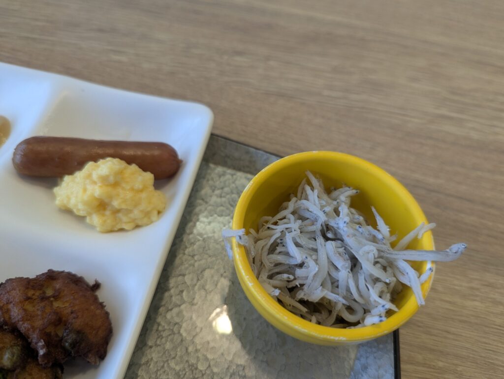 熱海後楽園ホテル朝食で作った自作わさび丼（しらす・鰹節・わさび）