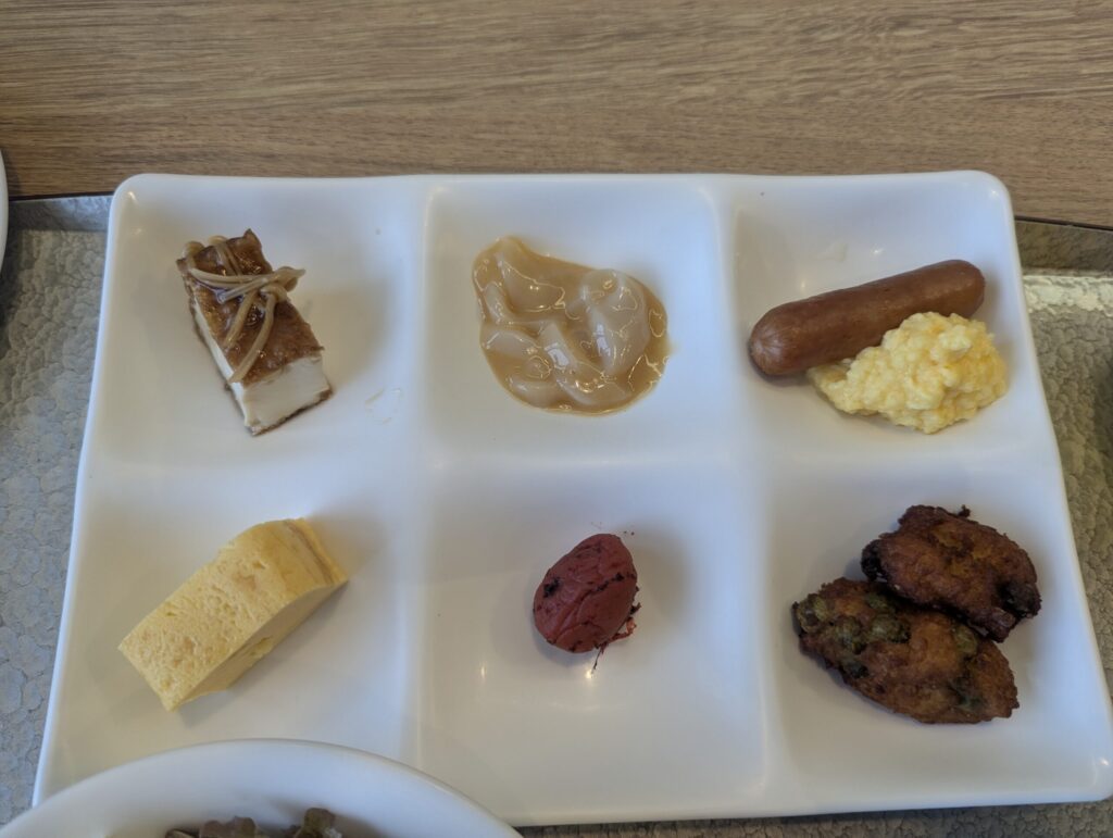 熱海後楽園ホテル朝食・ソーセージとスクランブルエッグの実食近景