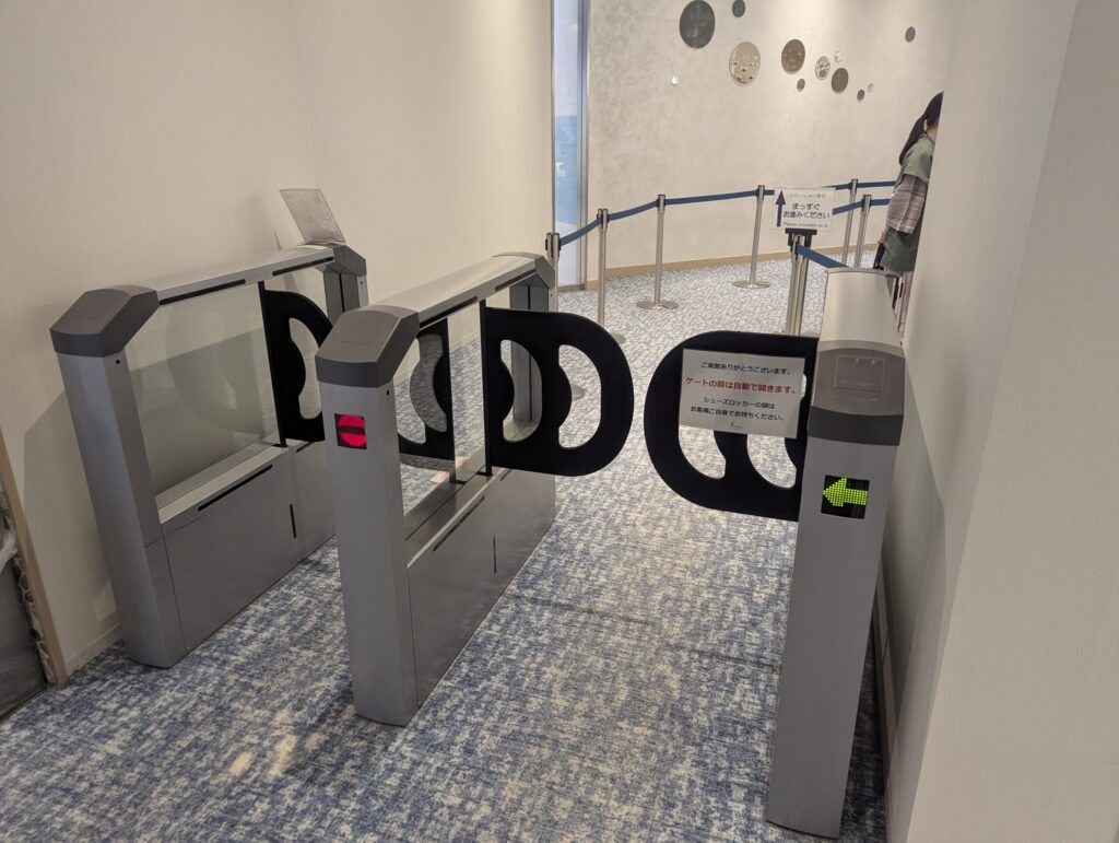 オーシャンスパFuua入口の靴箱とゲート