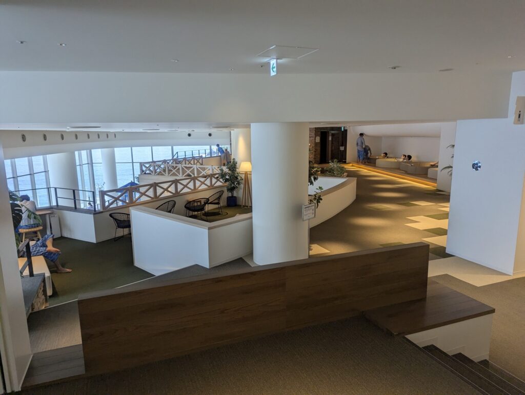 オーシャンスパFuua 館内 大きな窓から海が見える開放的なラウンジ