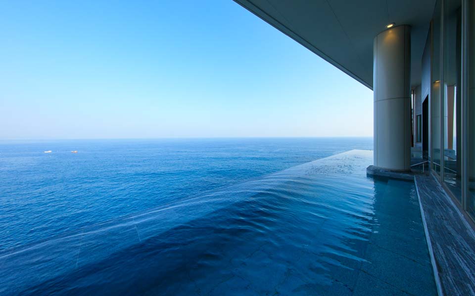 オーシャンスパFuua 立ち湯のパノラマ：熱海湾を見渡す高さ