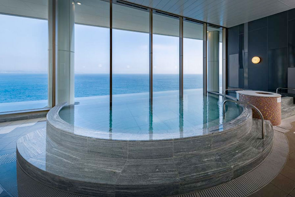 オーシャンスパFuua 内湯から望む熱海湾