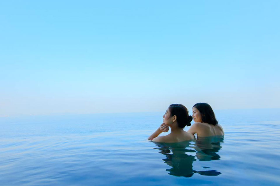オーシャンスパFuuaの露天立ち湯：湯面と熱海湾が地続きに見えるインフィニティの眺め