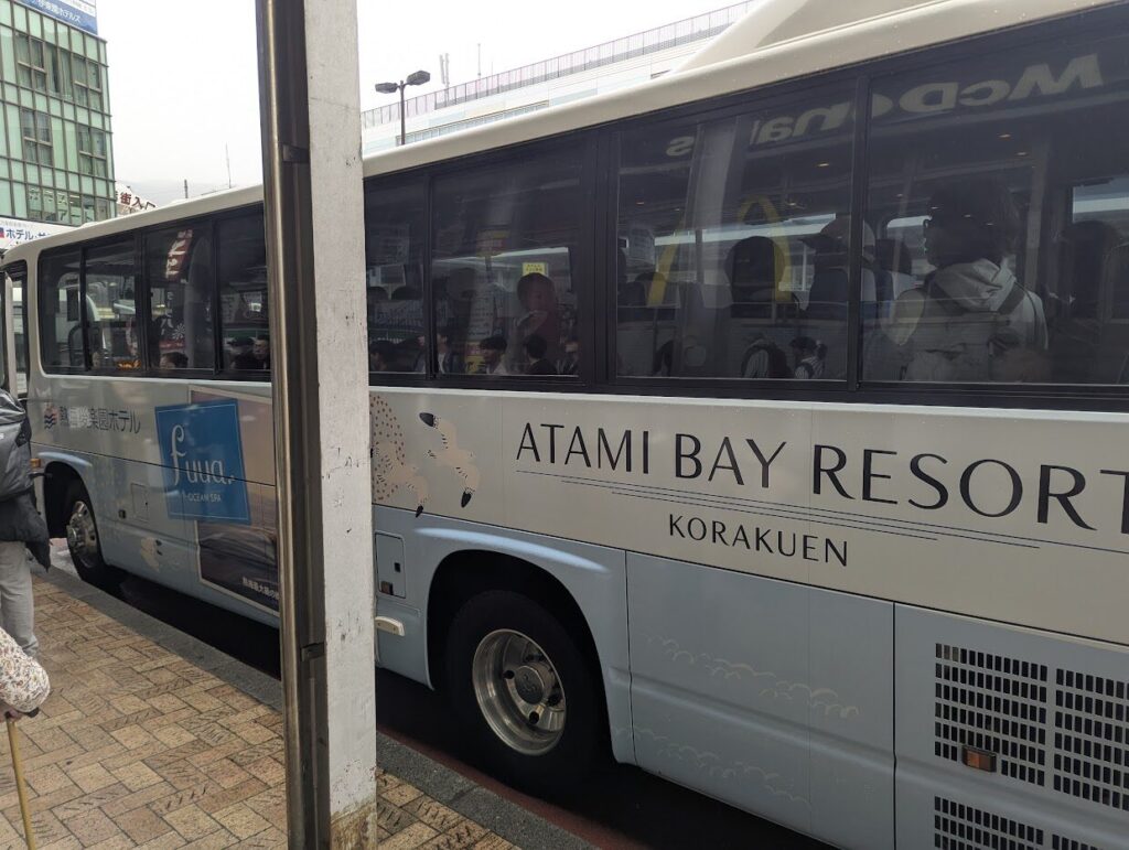 熱海後楽園ホテルの無料送迎バス外観