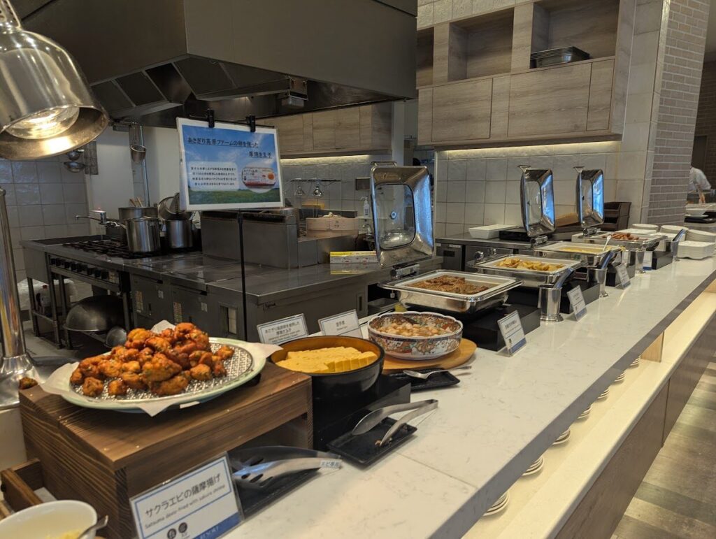 熱海後楽園ホテル朝食のライブキッチン脇の温菜・揚げ物コーナー