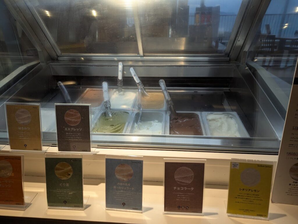 アイスクリームのフレーバーカードが並ぶ・はちみつ・エスプレッソ・ぐり茶・丹那牛乳・チョコラータ・シチリアレモン・フルーツサマーオレンジの7種