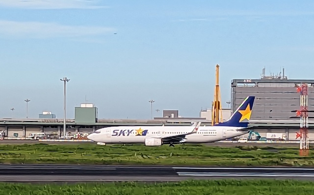 スカイマークの航空機と羽田空港