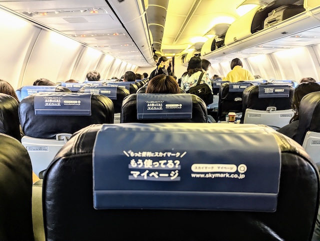 スカイマーク機内 180センチの私も足が組める座席 指定席で安心でした