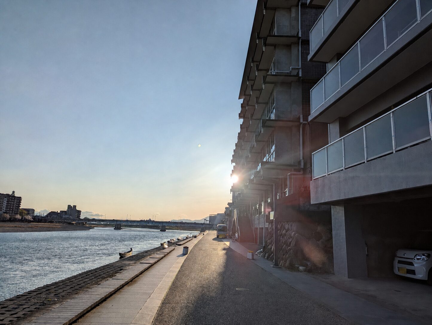 鵜匠の家 すぎ山前の長良川沿いの道と夕方の景色
