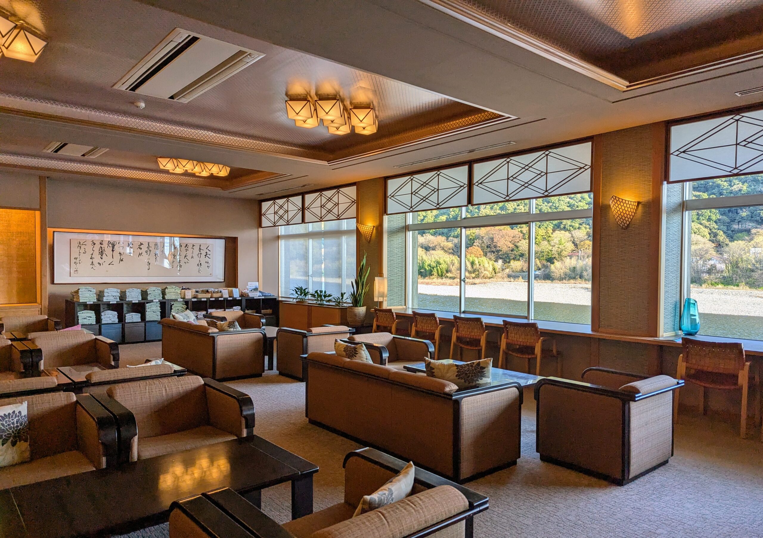 大きな窓から長良川を望める館内ロビー