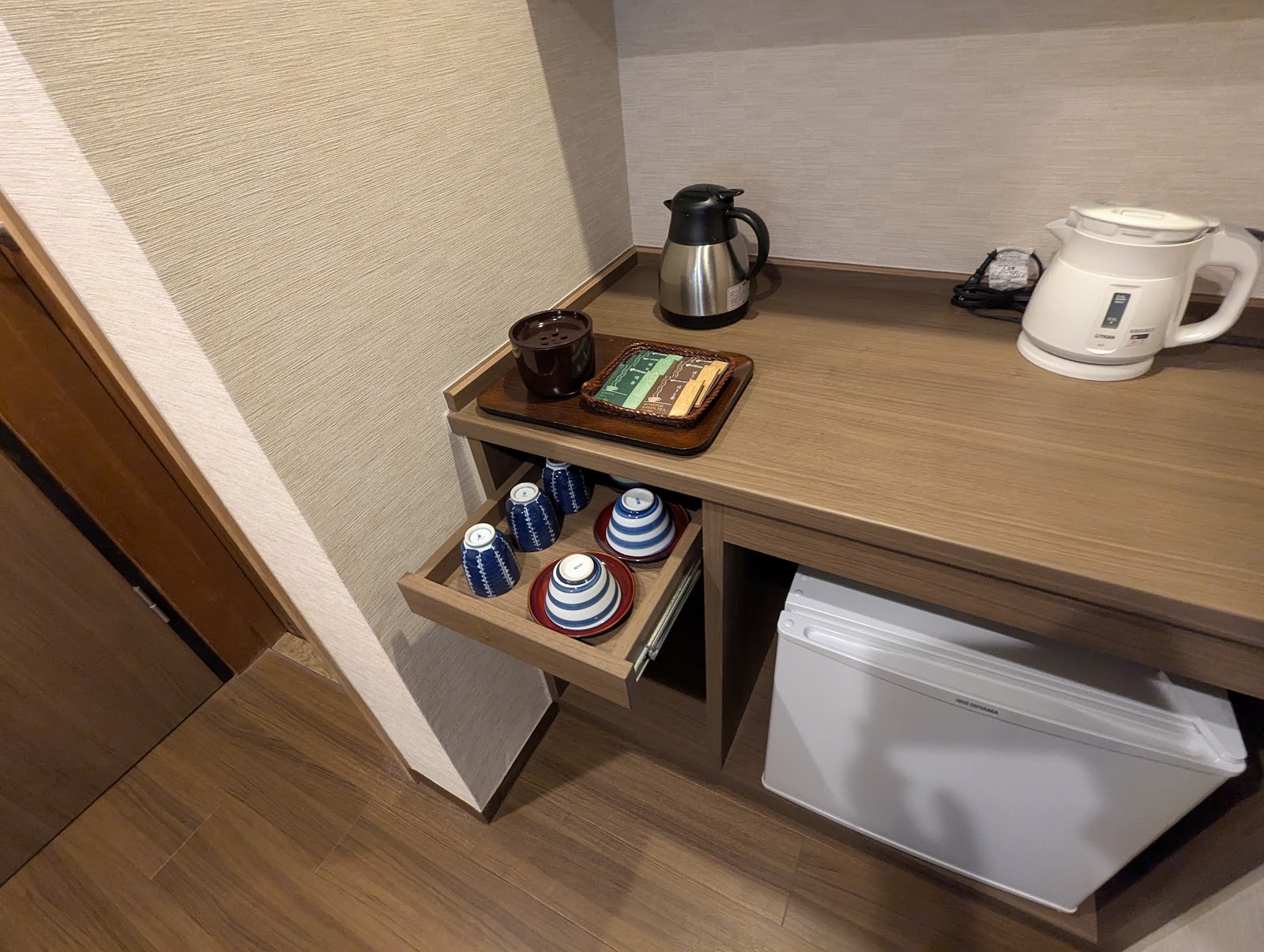 鵜匠の家 すぎ山の客室にあるお茶セットと冷蔵庫