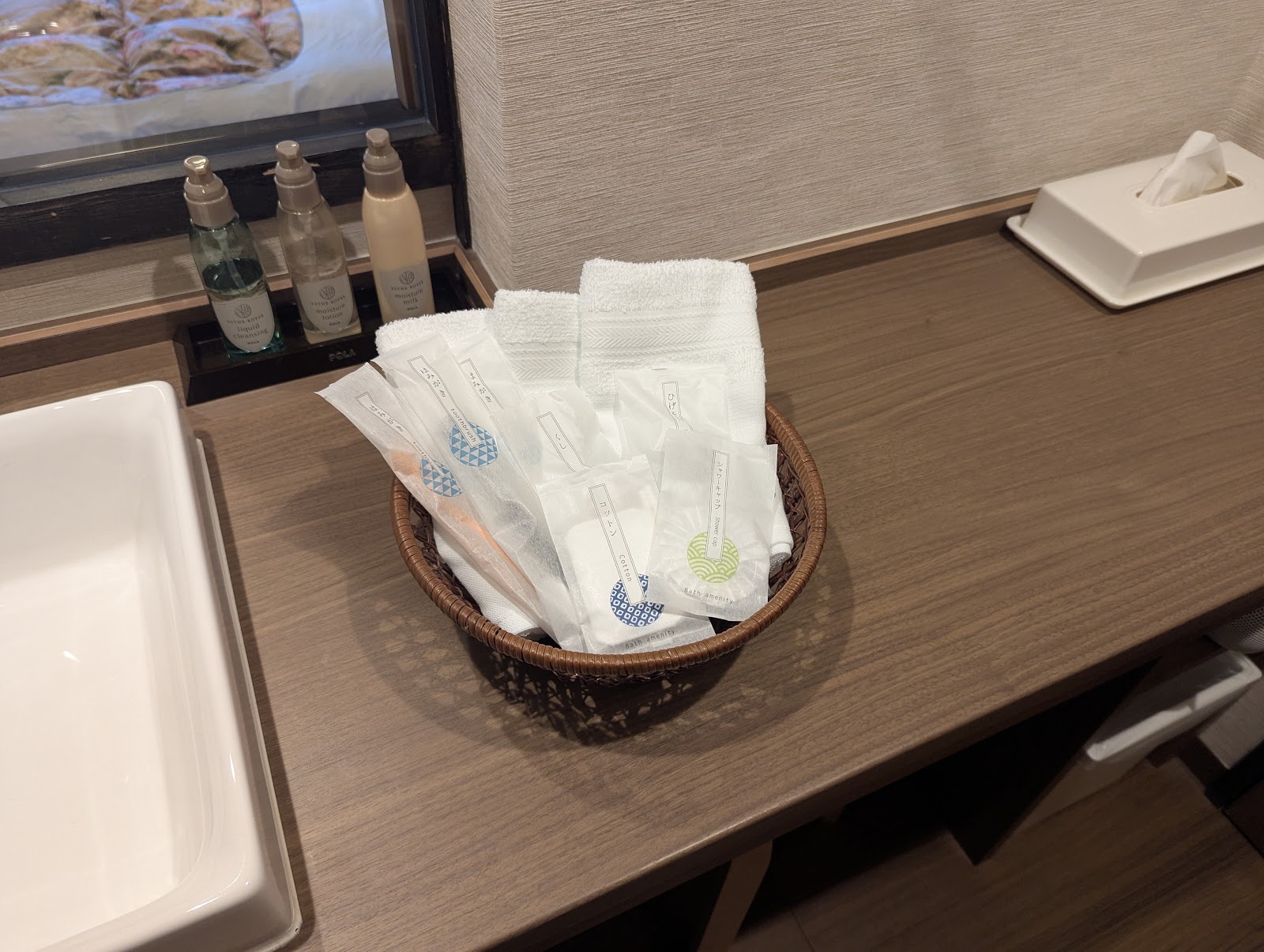 実泊客室の洗面台に用意されたアメニティ類