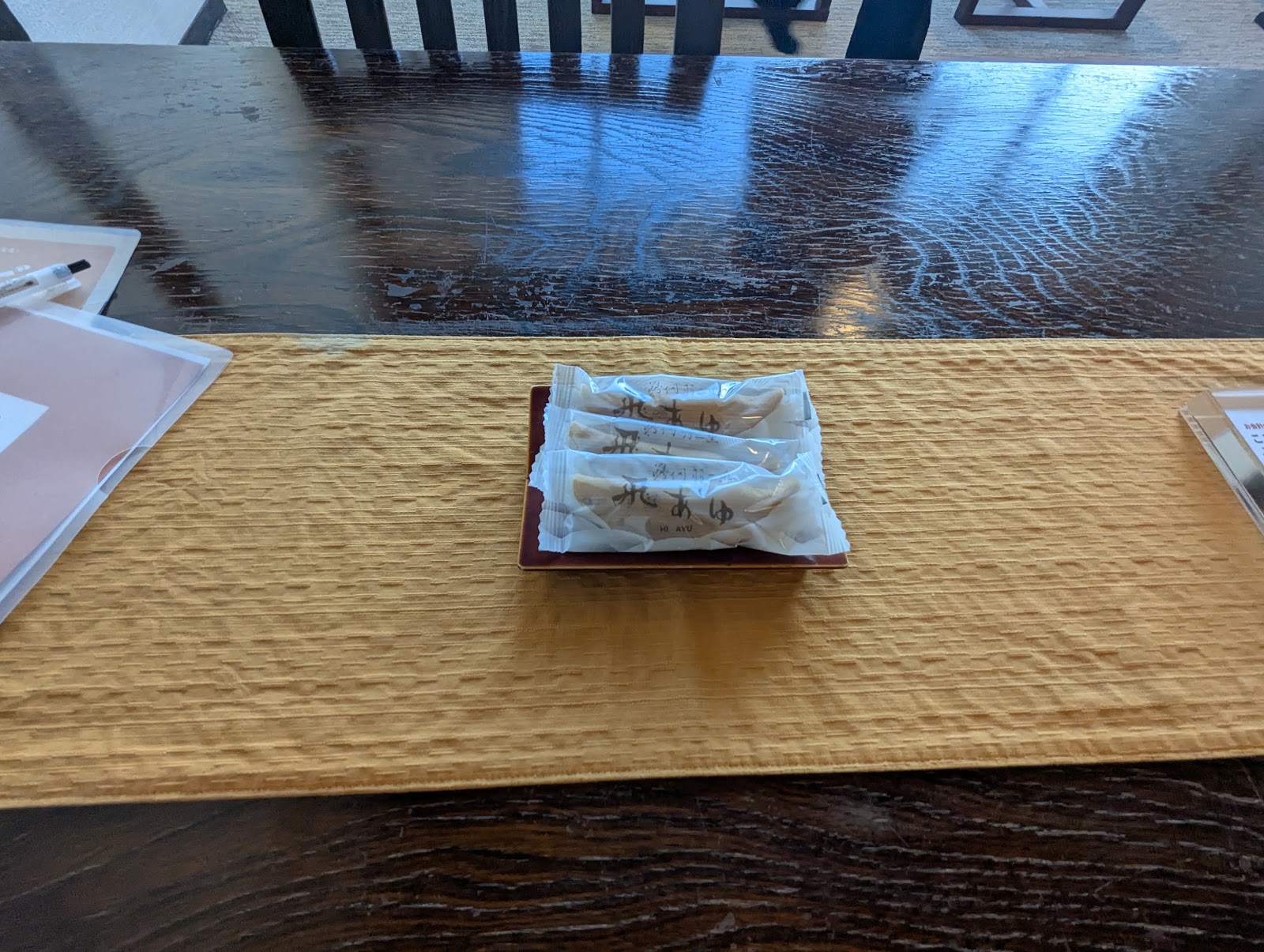客室に用意されていた鮎をかたどったお茶菓子