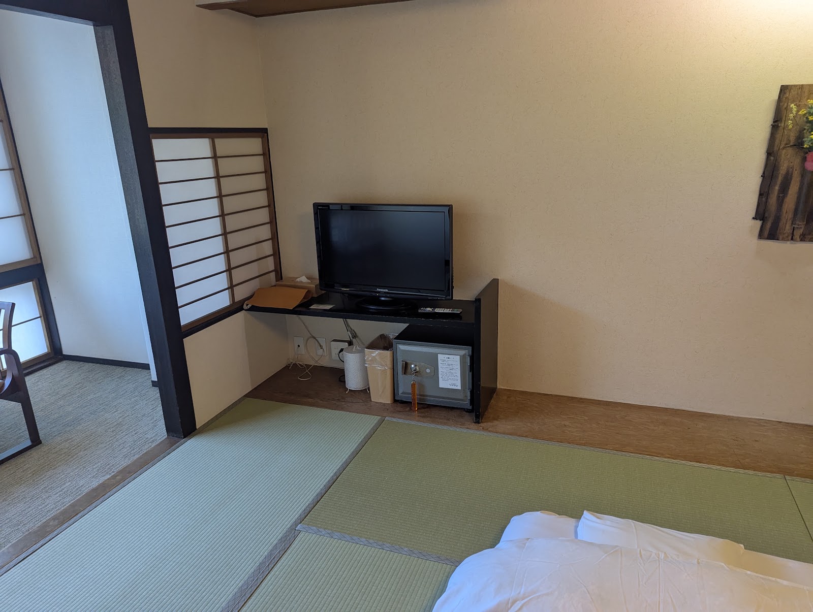 鵜匠の家 すぎ山の和室にあるテレビと金庫