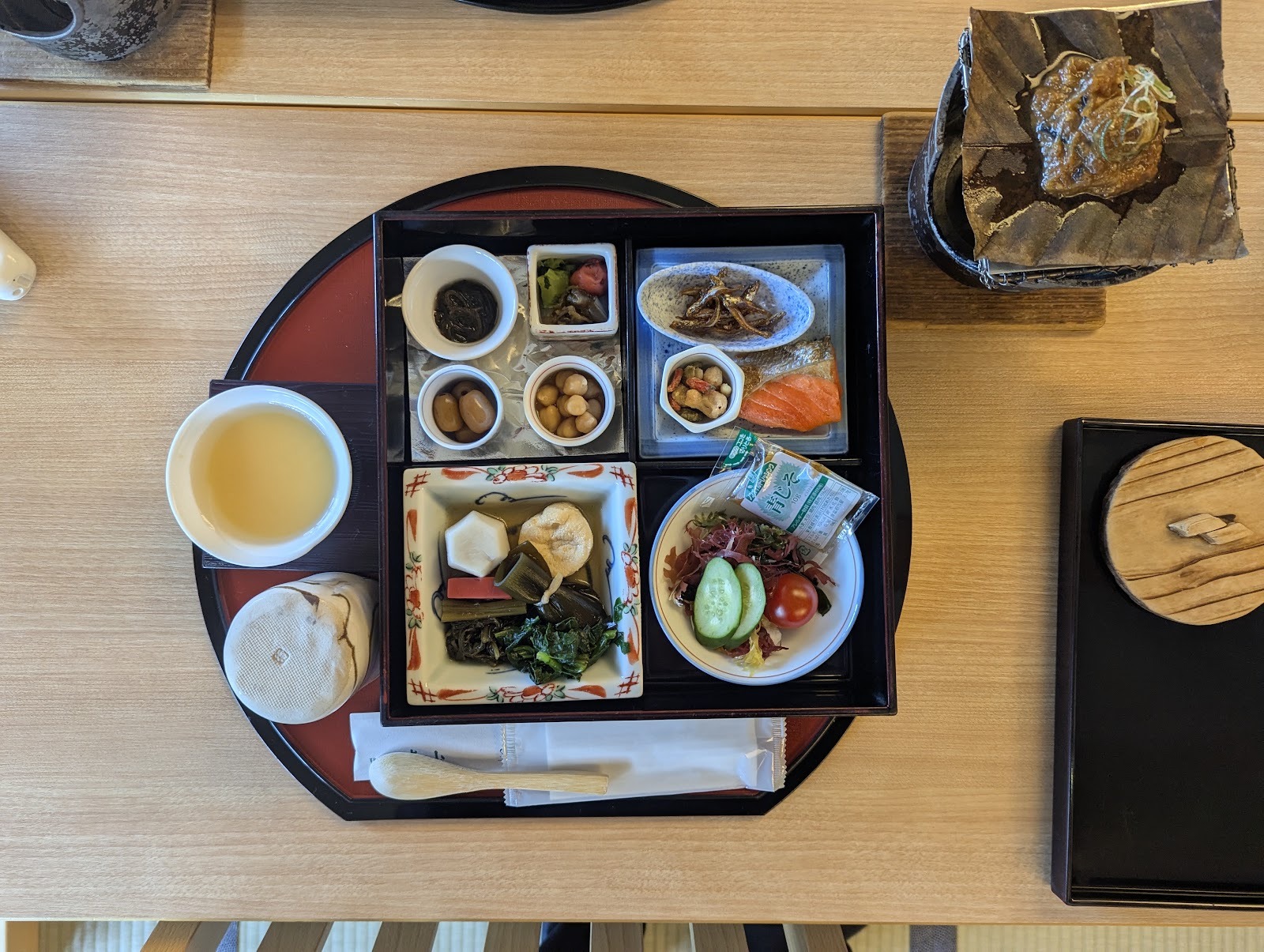 朴葉味噌や小鉢が並ぶ宿泊時の和朝食