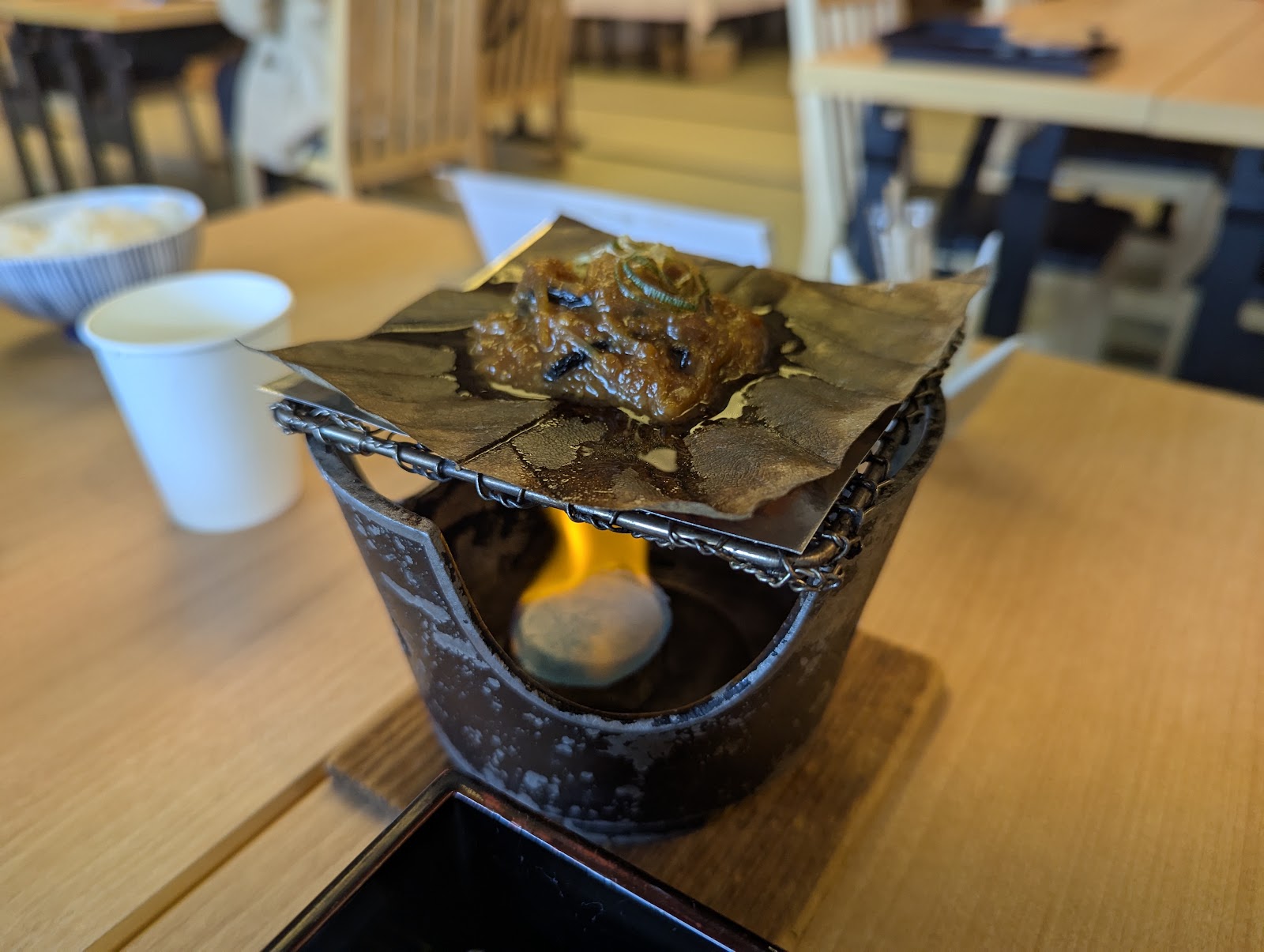 卓上で朴葉味噌を温めている様子