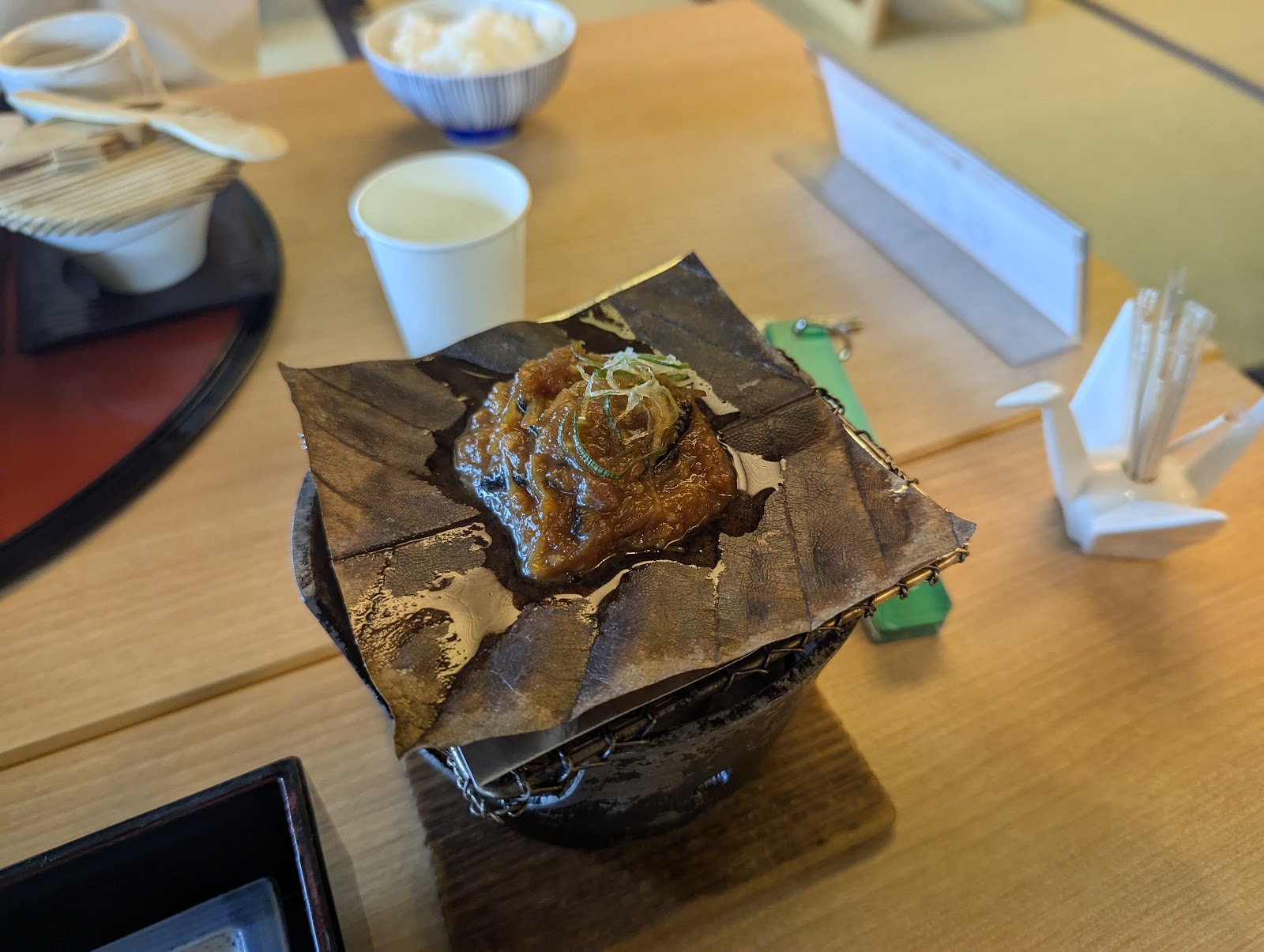 卓上で温めながらいただいた朴葉味噌