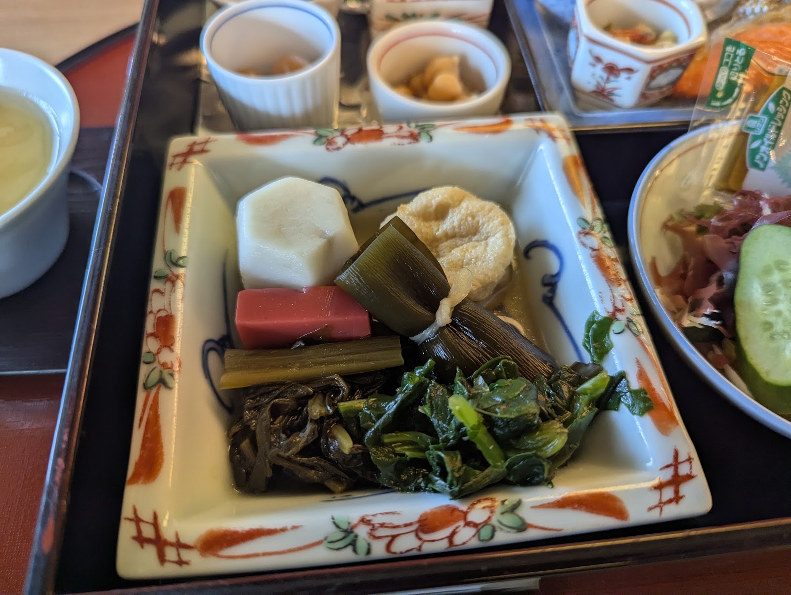 鵜匠の家 すぎ山の朝食に並んだ煮物と野菜料理