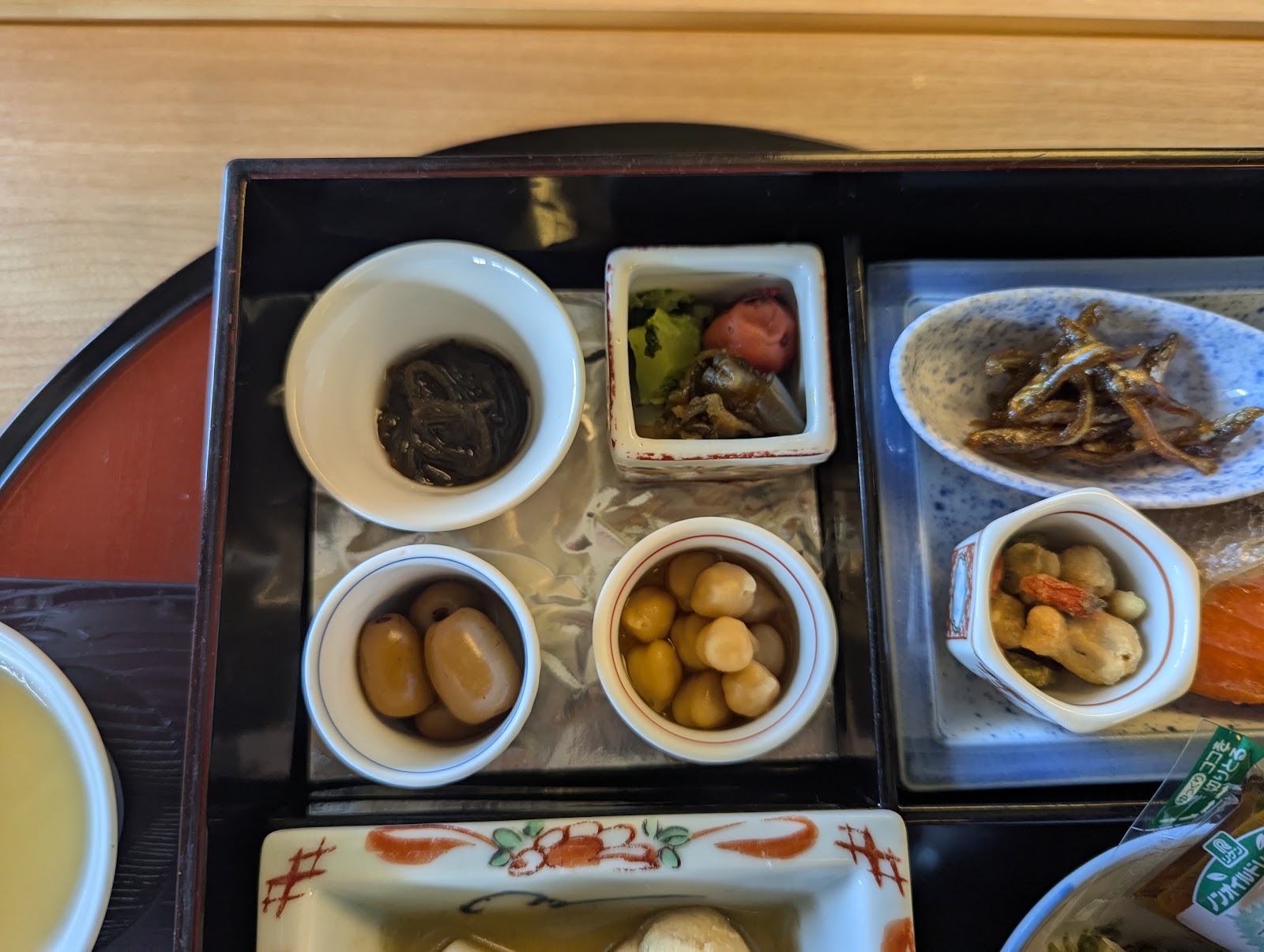 鵜匠の家 すぎ山の朝食に並んだ小鉢