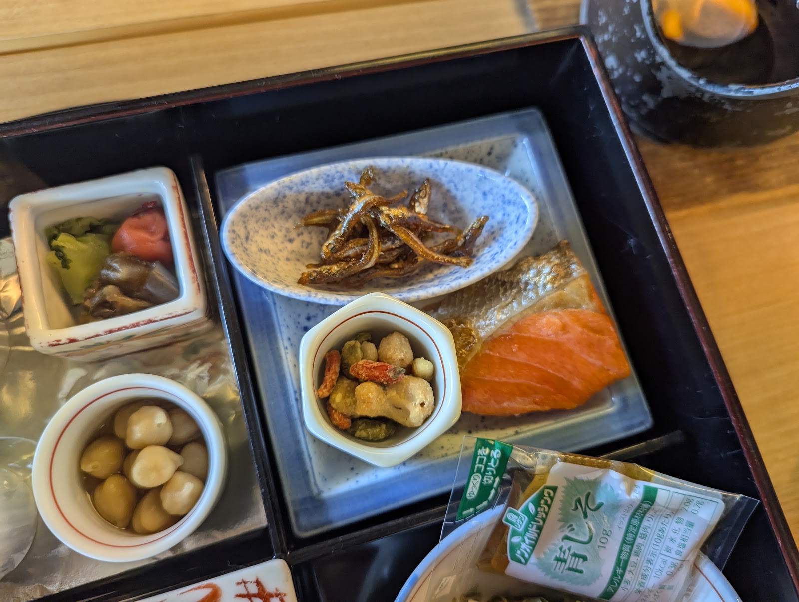 鵜匠の家 すぎ山の朝食に並んだ焼き魚と小鉢