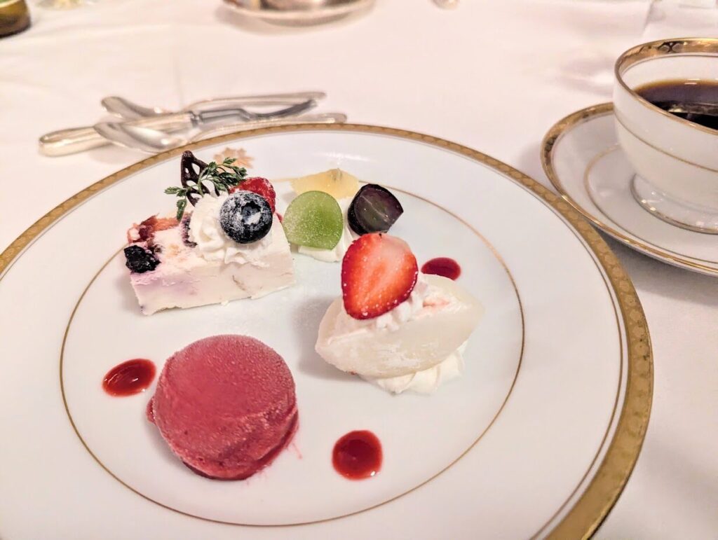 食後のデザート盛り合わせとコーヒー