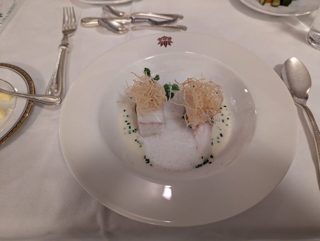蛤風味のソースを合わせた白身魚料理