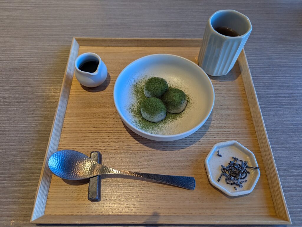 蓬左でJTBの特典を使っていただいた白玉3玉とほうじ茶