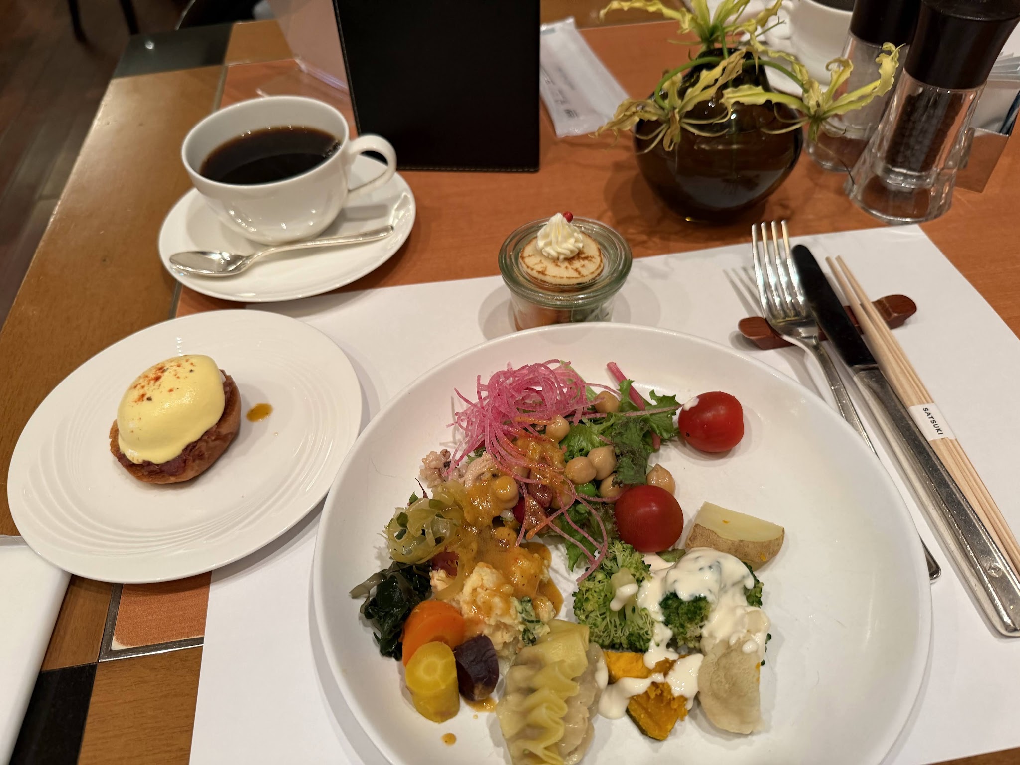 SATSUKIで取ったサラダやエッグベネディクト、前菜とコーヒー