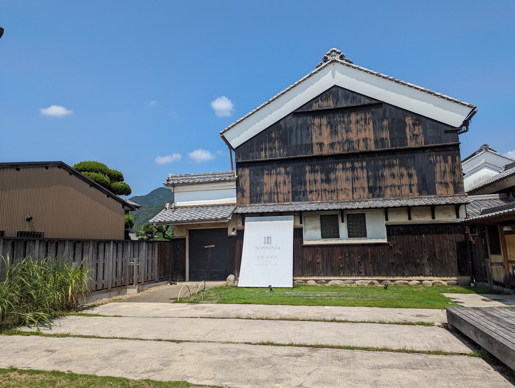 NAE美濃の木造建物と中庭