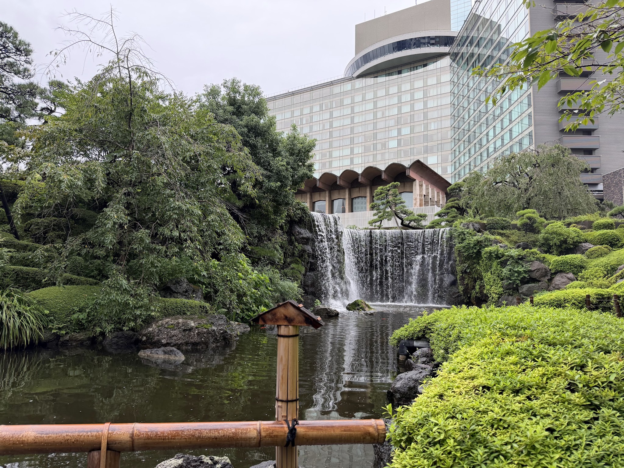 日本庭園の滝とホテルの建物