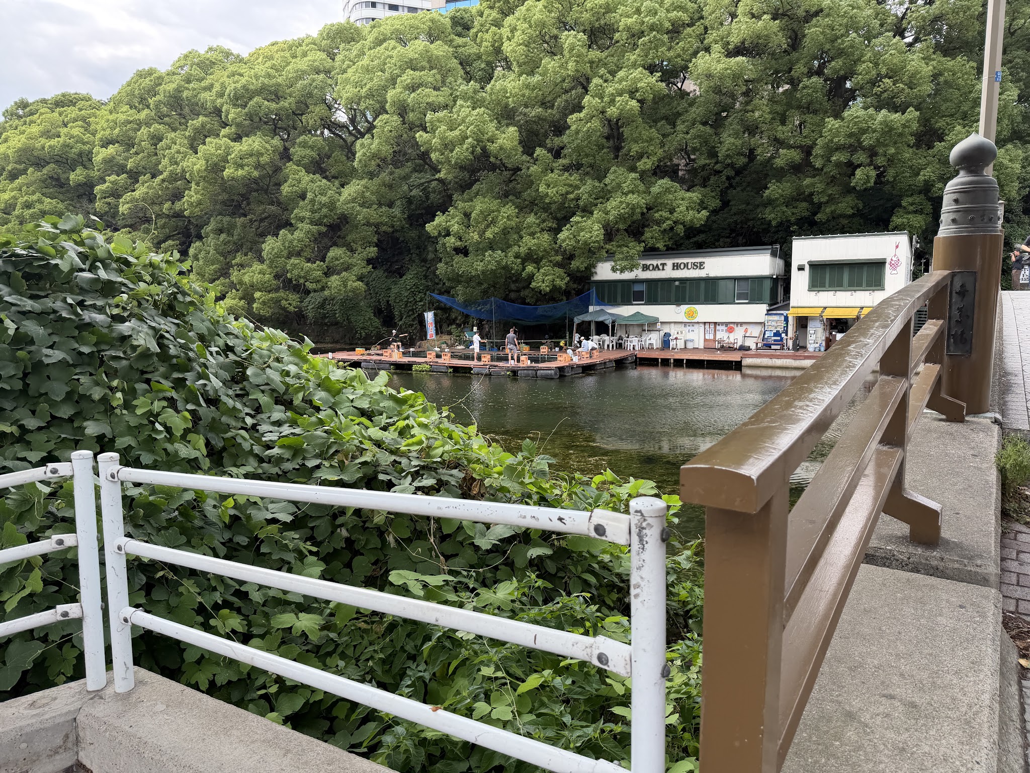 赤坂見附駅側から渡った弁慶橋