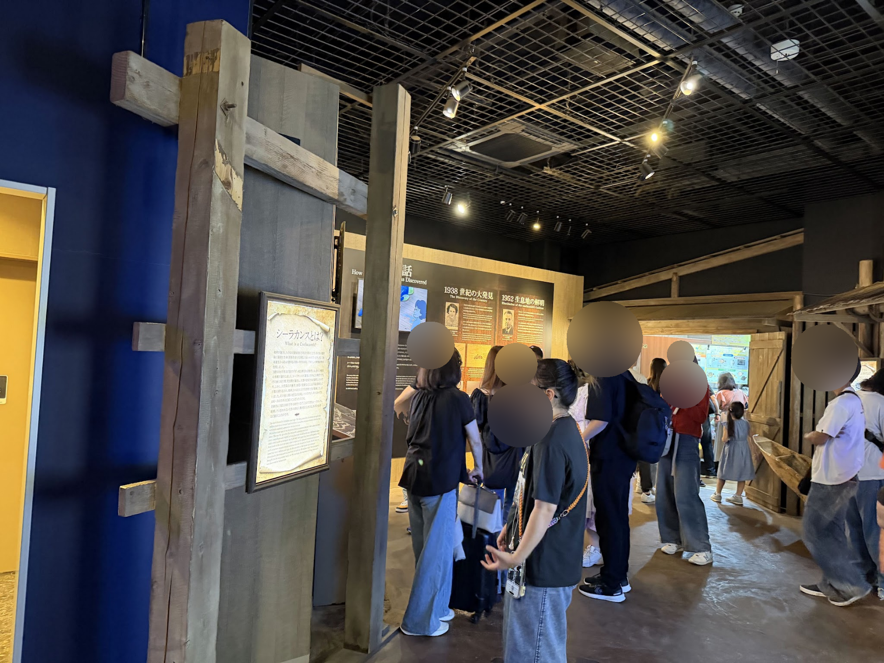 説明板の周辺に来館者が集まる館内