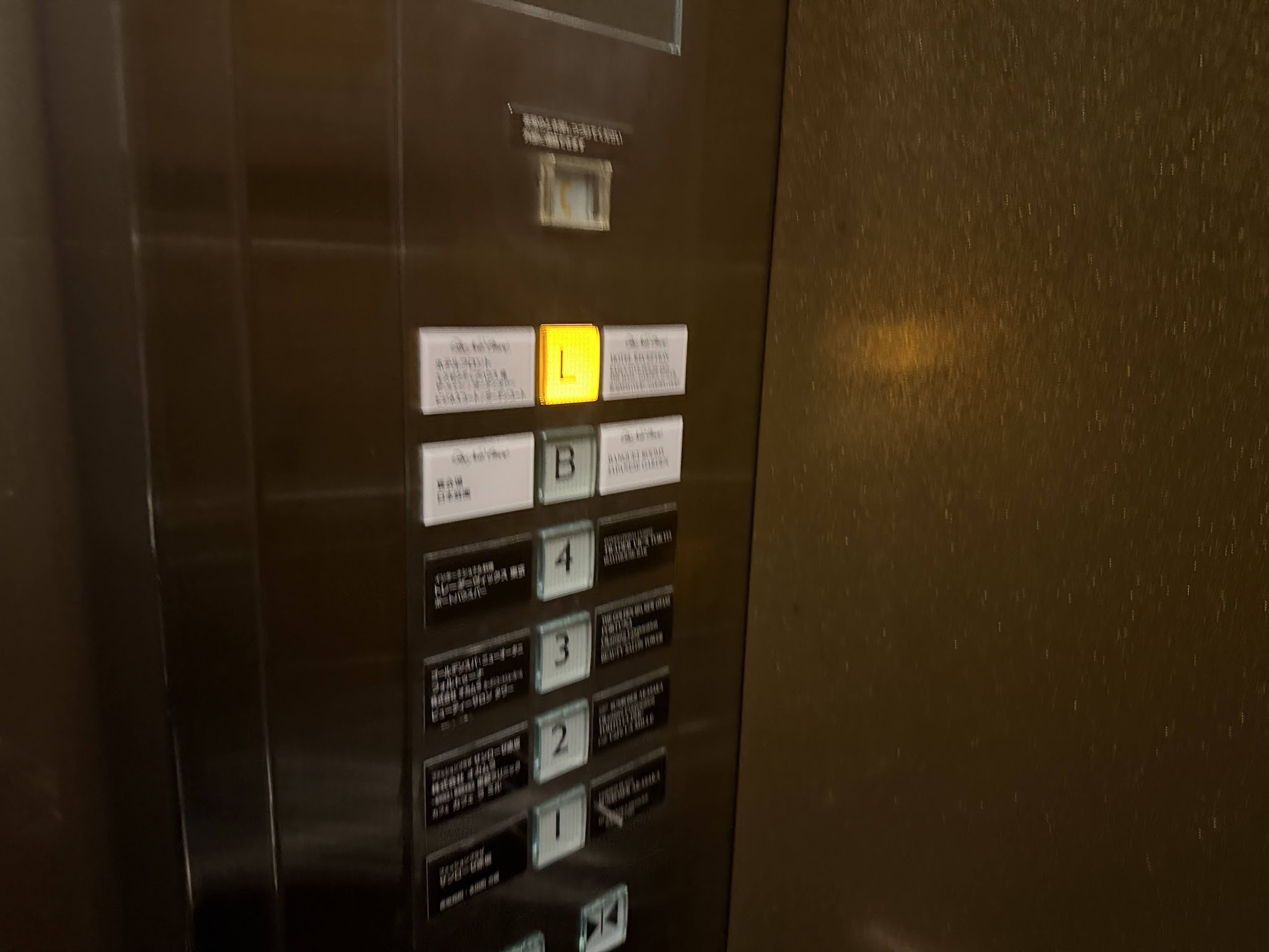 エレベーターのL階ボタン
