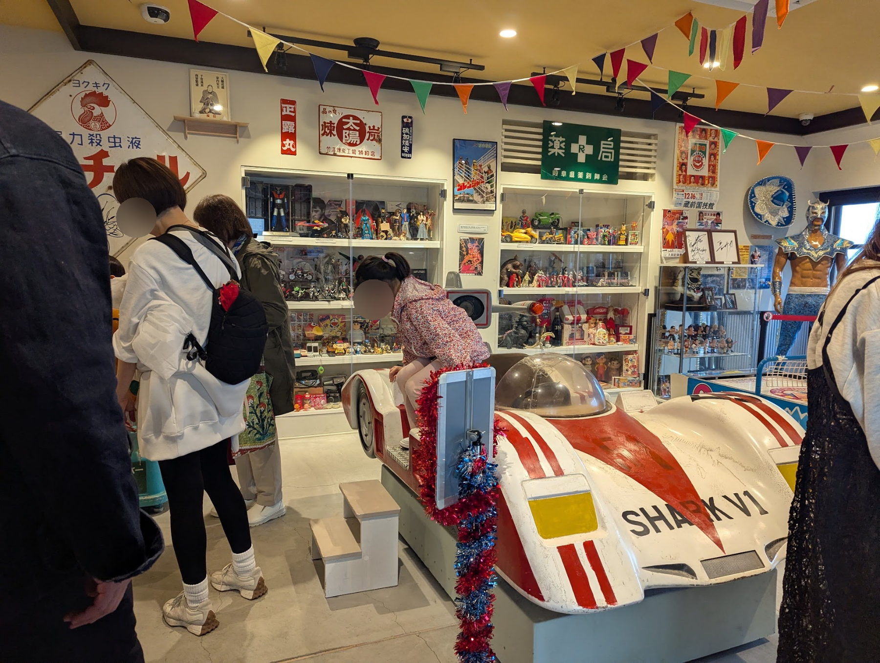 車の形をした遊具と玩具の展示棚
