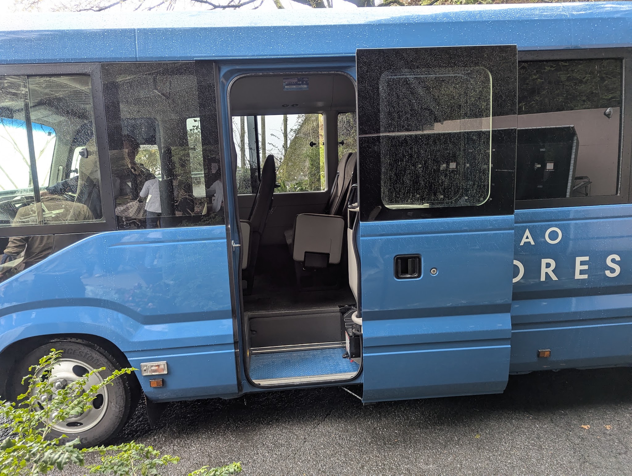 青いバスの乗車口