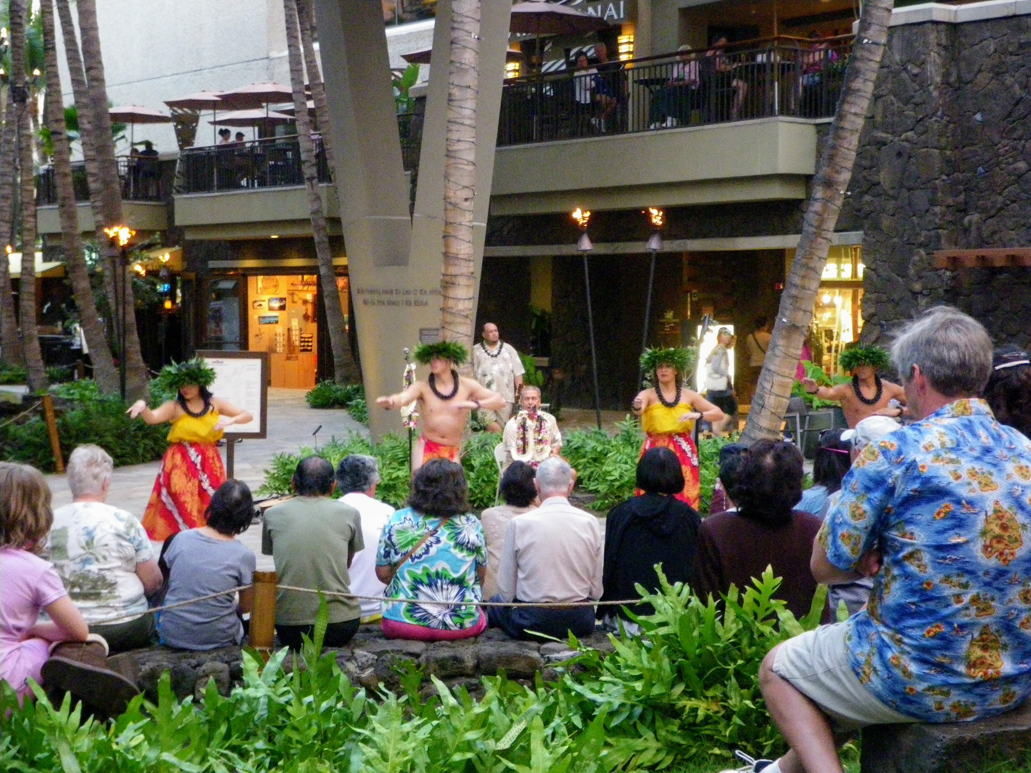 葉の髪飾りと鮮やかな衣装で踊るダンサー