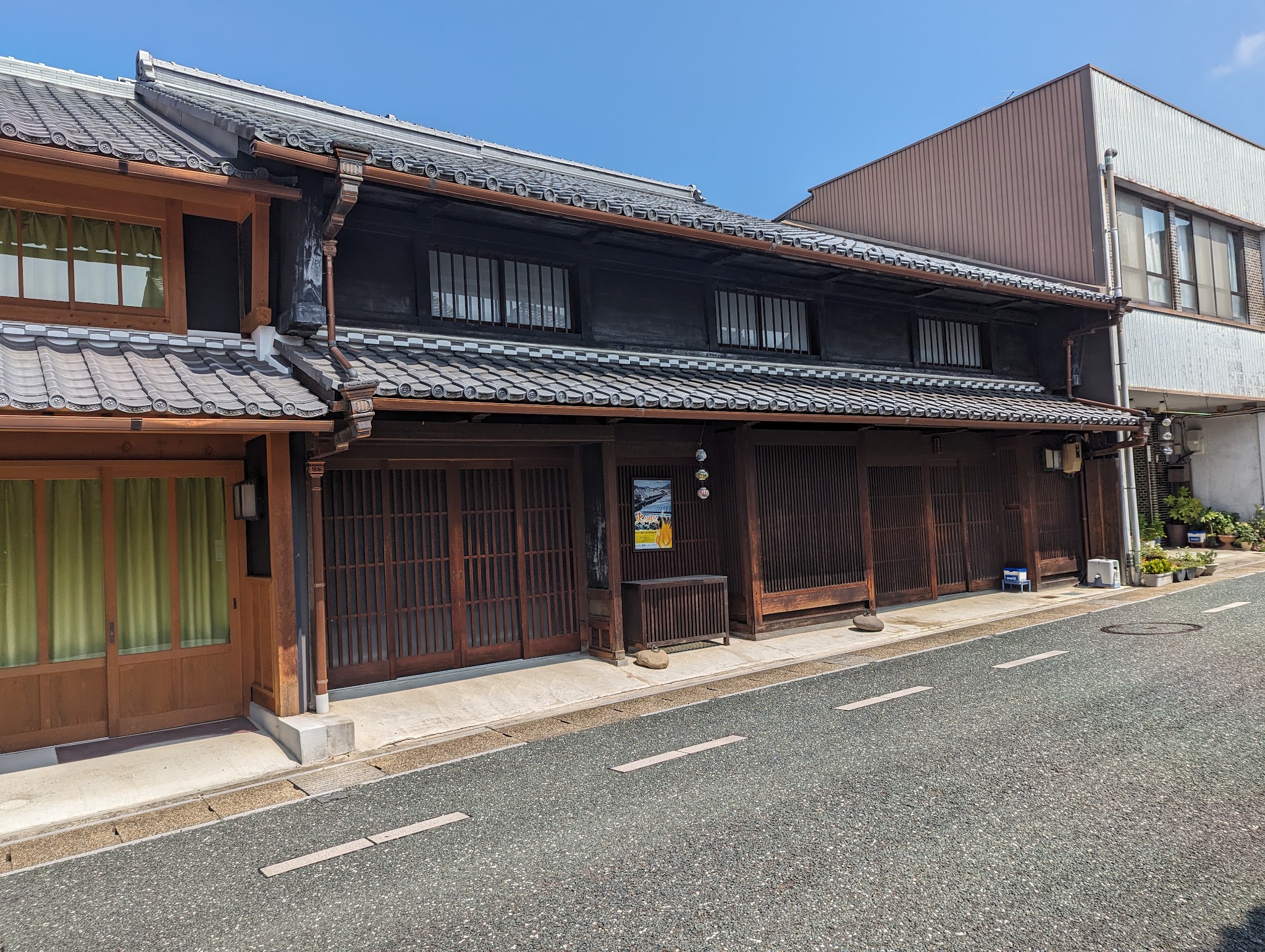 格子戸と瓦屋根の町家が続く美濃の通り