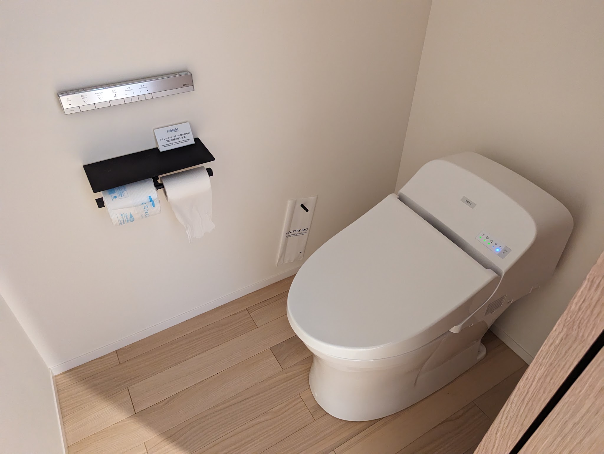 客室トイレの便器と壁面の棚