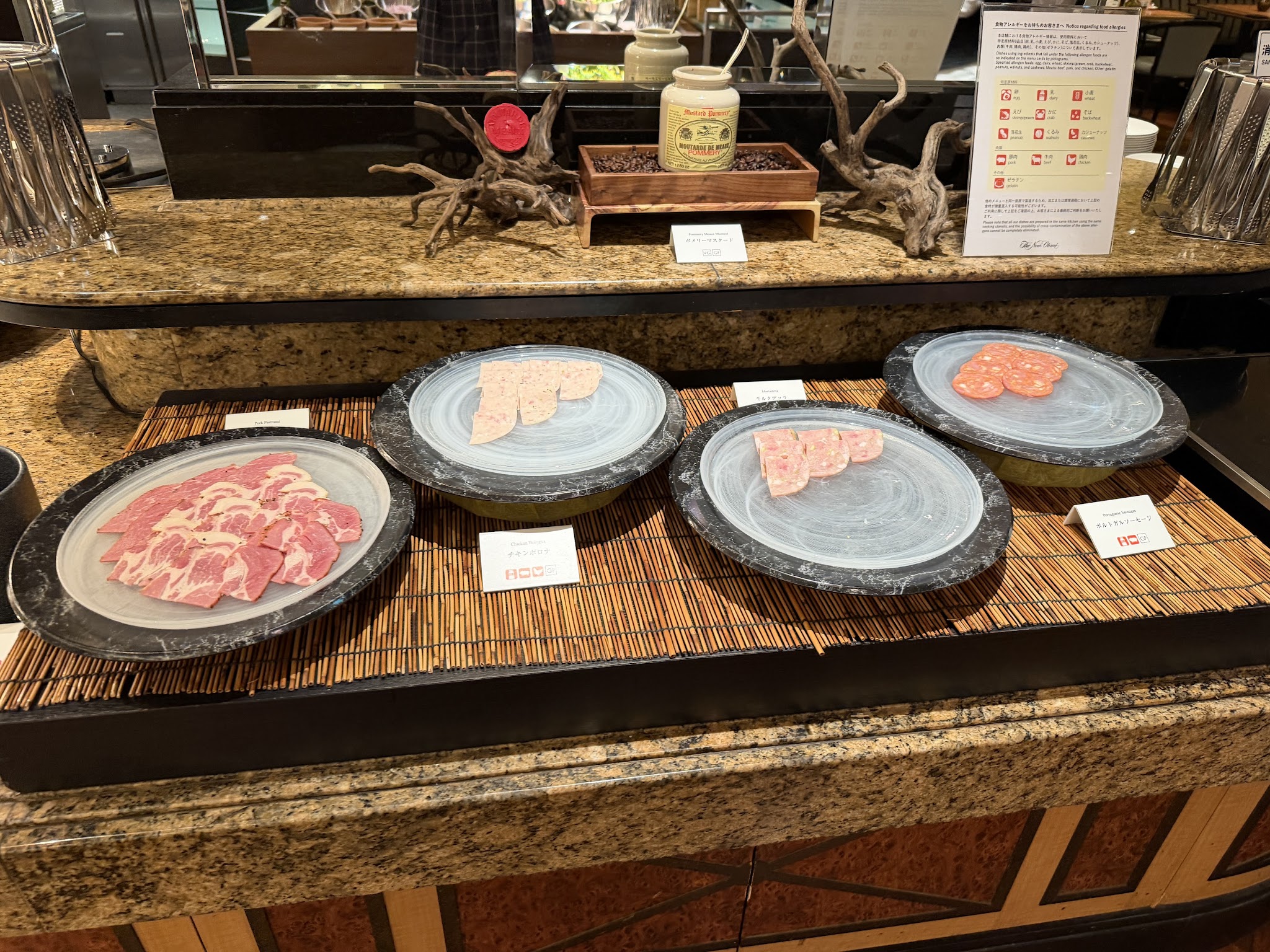 チキンボロナ、モルタデッラなどの冷製肉の料理台