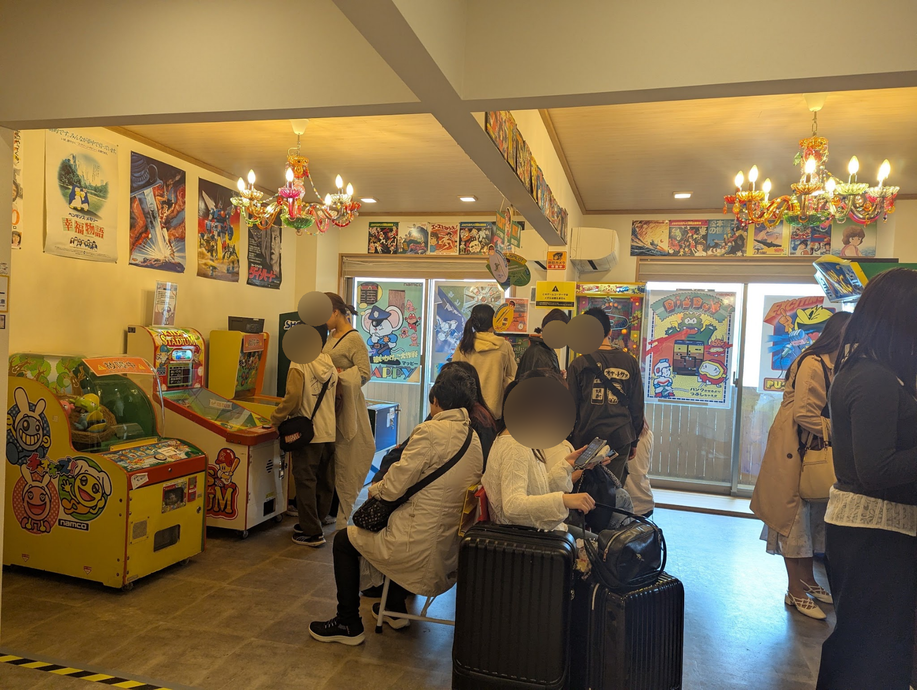 ゲーム機が並ぶ部屋と来館者