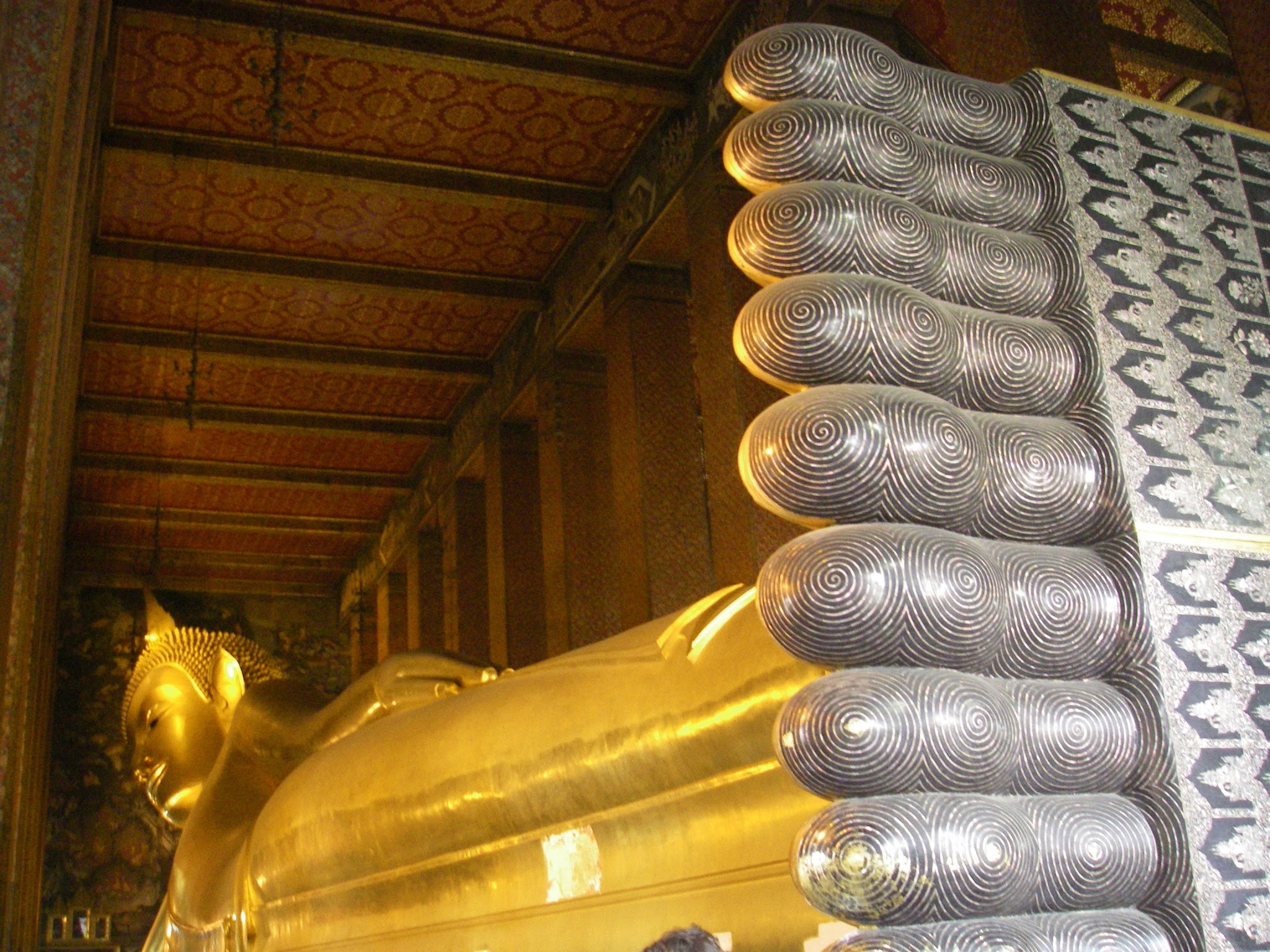 足の側から見た涅槃仏と、奥に見える頭