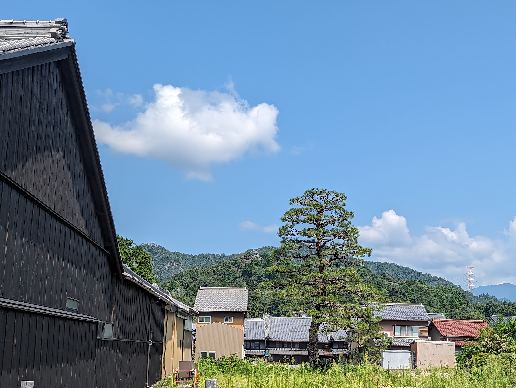 青空と町家の屋根、遠くの山