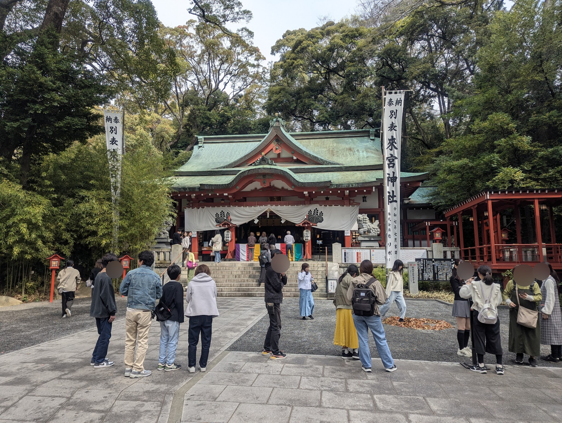 来宮神社の社殿前の広場と参拝者