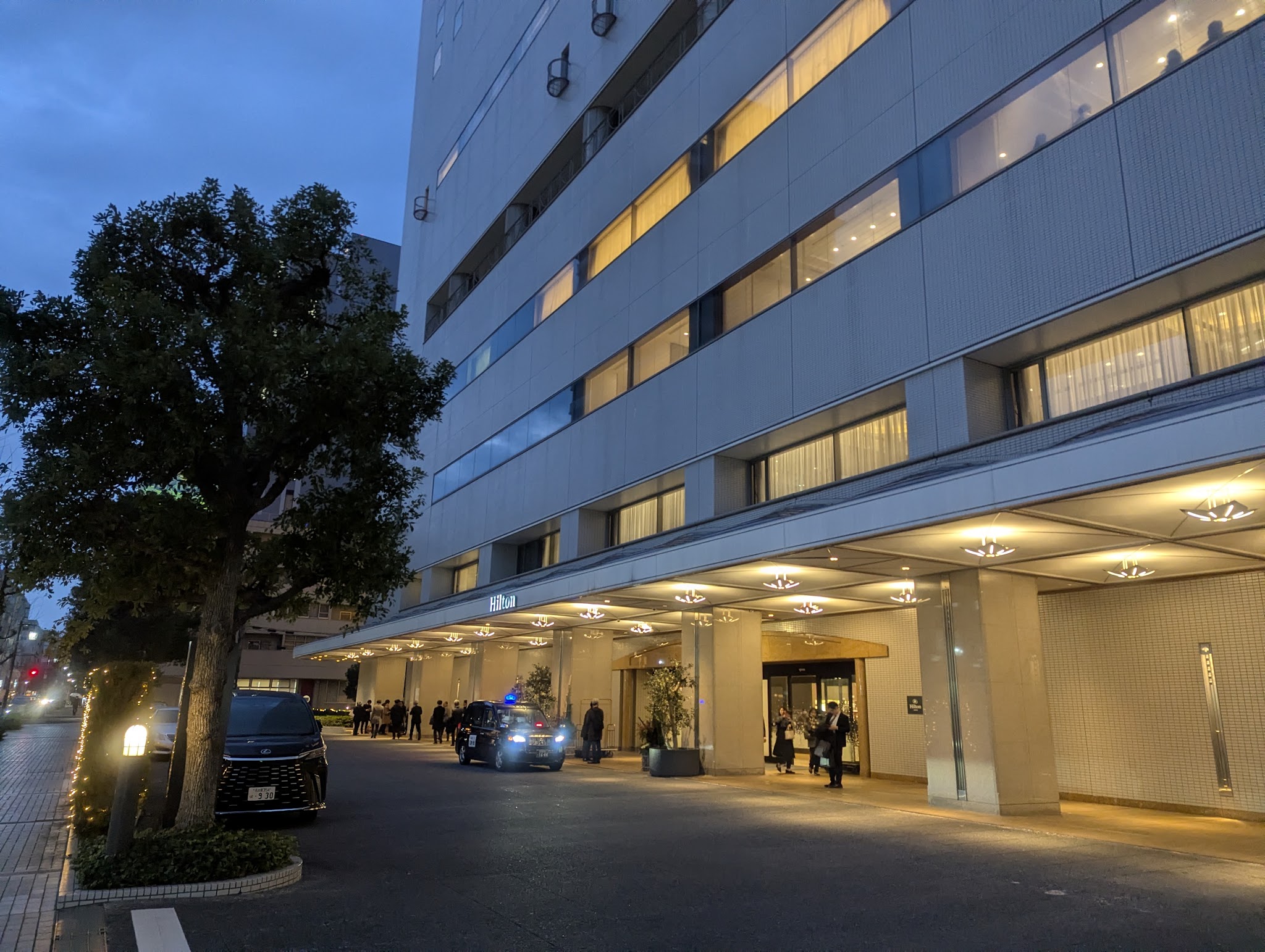 ヒルトン名古屋｜車寄せと建物外観