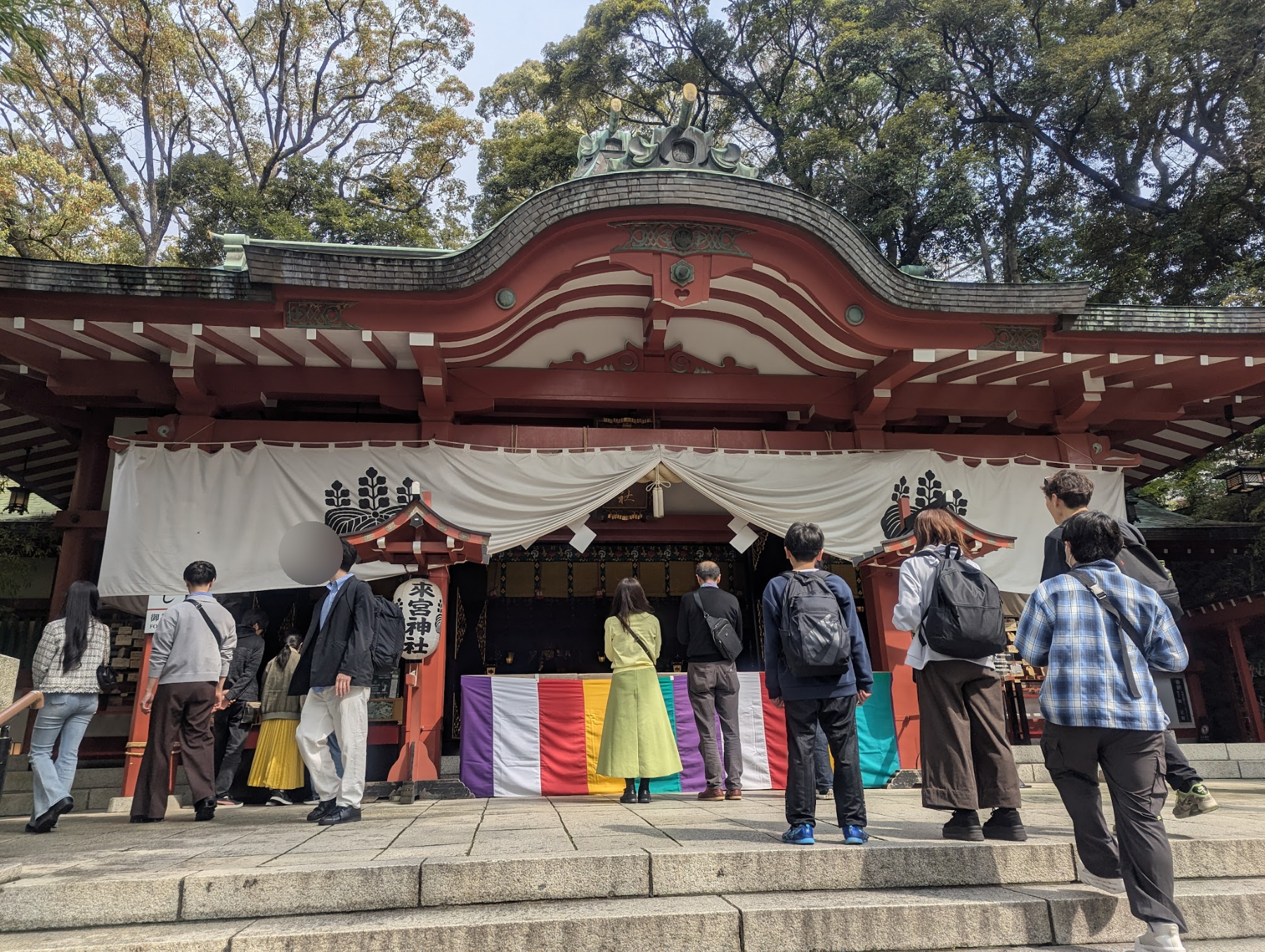 階段の上から近くに見る社殿正面