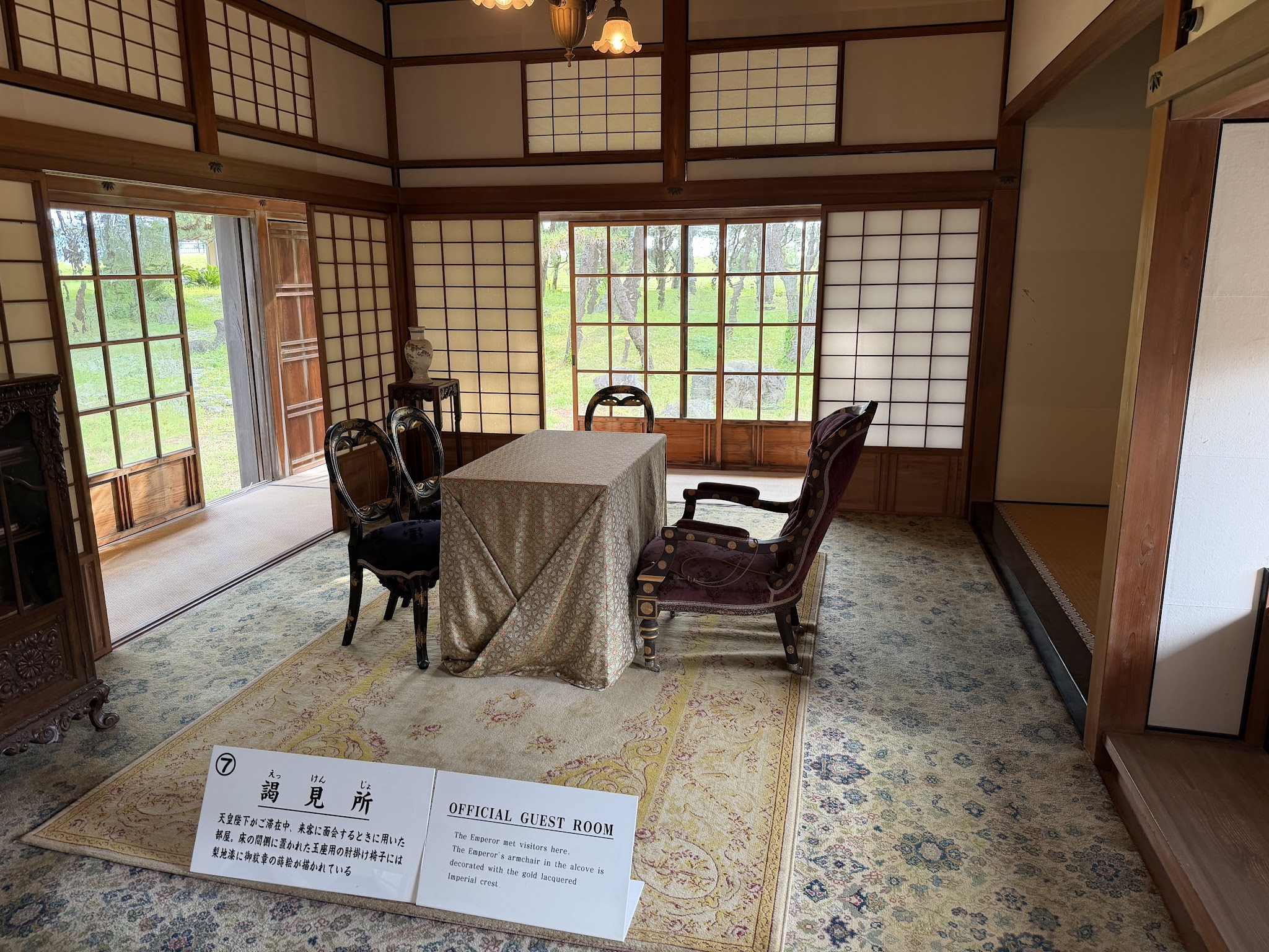 洋式のテーブルと椅子が置かれた西附属邸の謁見所