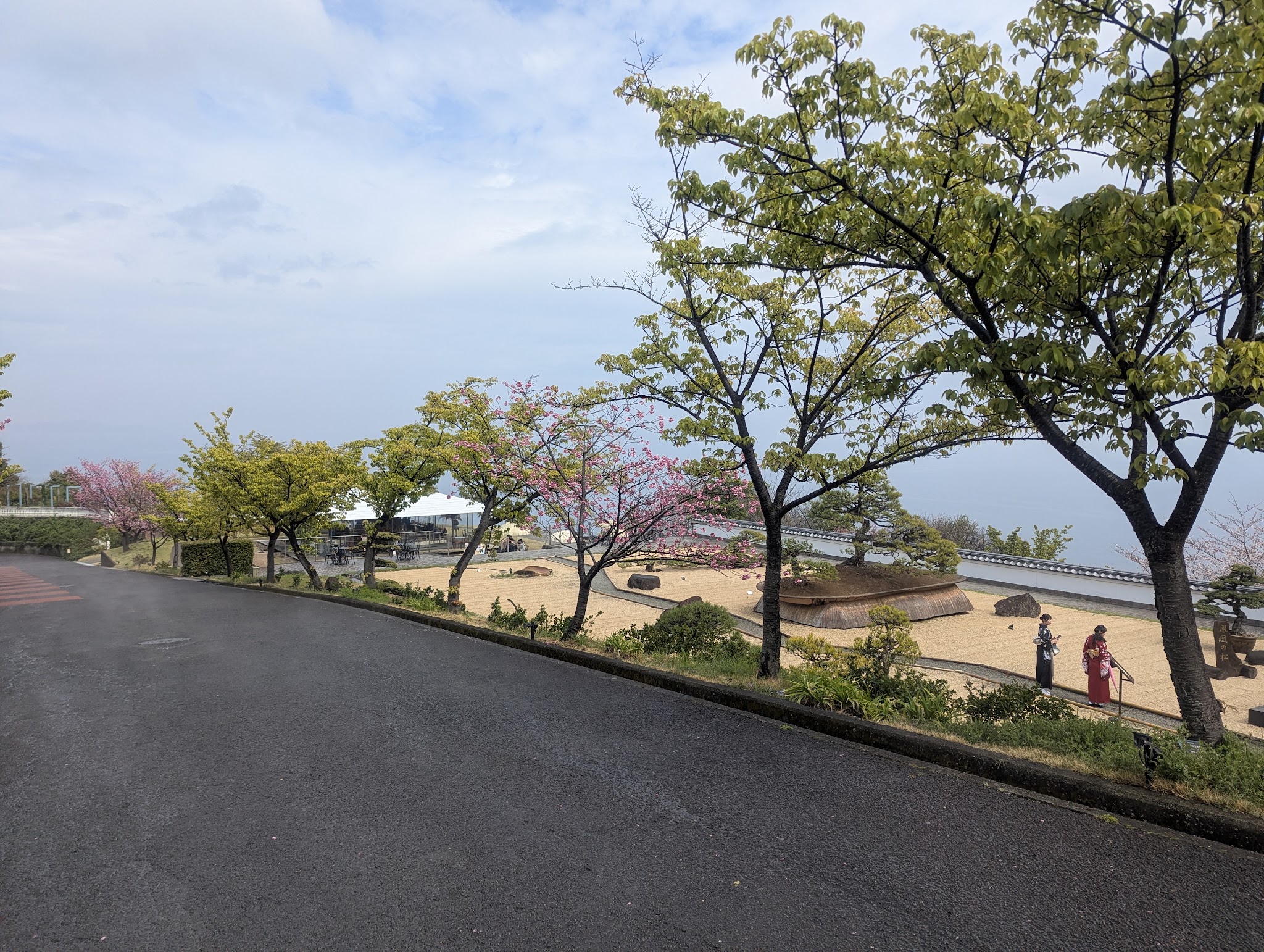 園路から見下ろす日本庭園